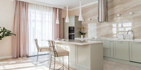 Design kuchyně s béžovou zástěrou: přehled stylových povrchových úprav a správných kombinací